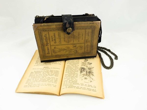 Tasche aus einem alten, abgenutzten Buch "Heilkräuter" der Serie Haus-Apotheke, braun mit schwarzer Aufschrift, Bild und Ornamenten, kombiniert mit schwarz/brauner Blätterkrawatte und schwarzem Stoff