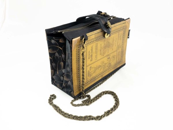 Tasche aus einem alten, abgenutzten Buch "Heilkräuter" der Serie Haus-Apotheke, braun mit schwarzer Aufschrift, Bild und Ornamenten, kombiniert mit schwarz/brauner Blätterkrawatte und schwarzem Stoff