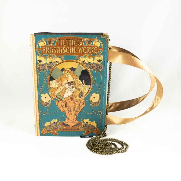 Tasche aus einem Buch "Heines prosaische Werke" mit wunderschön geprägter Illustration am Cover, Hintergrundfarbe türkies, kombiniert mit braun/blau gemusterter Paisley-Krawatte und goldenen Stoffkombinationen