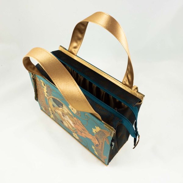 Tasche aus einem Buch "Heines prosaische Werke" mit wunderschön geprägter Illustration am Cover, Hintergrundfarbe türkies, kombiniert mit braun/blau gemusterter Paisley-Krawatte und goldenen Stoffkombinationen