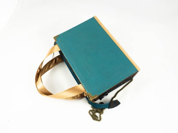 Tasche aus einem Buch "Heines prosaische Werke" mit wunderschön geprägter Illustration am Cover, Hintergrundfarbe türkies, kombiniert mit braun/blau gemusterter Paisley-Krawatte und goldenen Stoffkombinationen