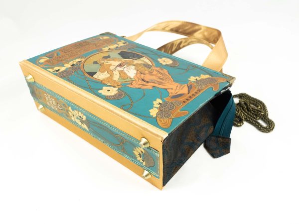 Tasche aus einem Buch "Heines prosaische Werke" mit wunderschön geprägter Illustration am Cover, Hintergrundfarbe türkies, kombiniert mit braun/blau gemusterter Paisley-Krawatte und goldenen Stoffkombinationen