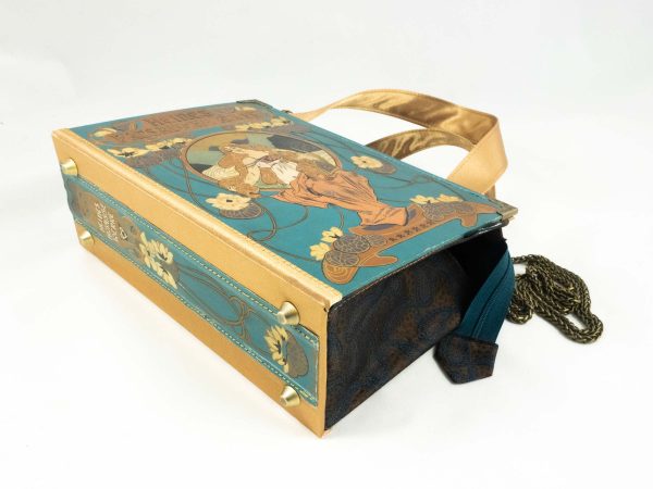 Tasche aus einem Buch "Heines prosaische Werke" mit wunderschön geprägter Illustration am Cover, Hintergrundfarbe türkies, kombiniert mit braun/blau gemusterter Paisley-Krawatte und goldenen Stoffkombinationen