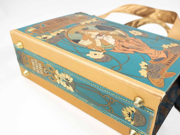 Tasche aus einem Buch "Heines prosaische Werke" mit wunderschön geprägter Illustration am Cover, Hintergrundfarbe türkies, kombiniert mit braun/blau gemusterter Paisley-Krawatte und goldenen Stoffkombinationen