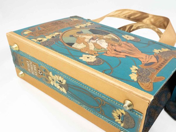 Tasche aus einem Buch "Heines prosaische Werke" mit wunderschön geprägter Illustration am Cover, Hintergrundfarbe türkies, kombiniert mit braun/blau gemusterter Paisley-Krawatte und goldenen Stoffkombinationen