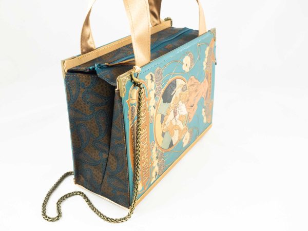 Tasche aus einem Buch "Heines prosaische Werke" mit wunderschön geprägter Illustration am Cover, Hintergrundfarbe türkies, kombiniert mit braun/blau gemusterter Paisley-Krawatte und goldenen Stoffkombinationen