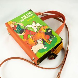 Tasche aus einem Kinderbuch "Hilde, die Wilde" mit einem, Mädchen, das mehrere Hunde an der Leine hält, zeigt. sehr buntes Cover in den Hauptfarben grün und orange, kombiniert mit einer Vintage-Krawatte in braun mit gelben und orangen Blumen, orange Stoffkombinationen
