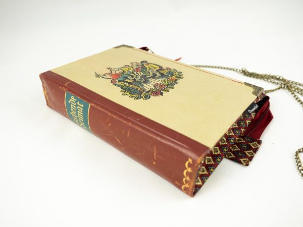 Tasche/Clutch aus einem Buch "Lachende Heimat" mit trinkender Gesellschaft am Cover, beider Hintergrund, kombiniert mit weinrot gemusterter Krawatte