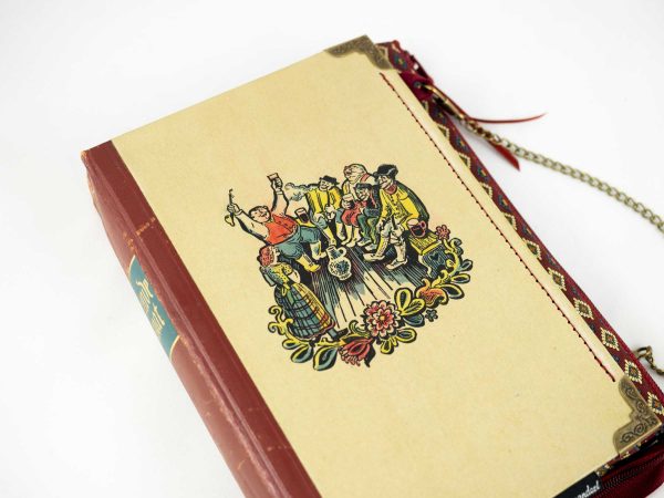 Tasche/Clutch aus einem Buch "Lachende Heimat" mit trinkender Gesellschaft am Cover, beider Hintergrund, kombiniert mit weinrot gemusterter Krawatte