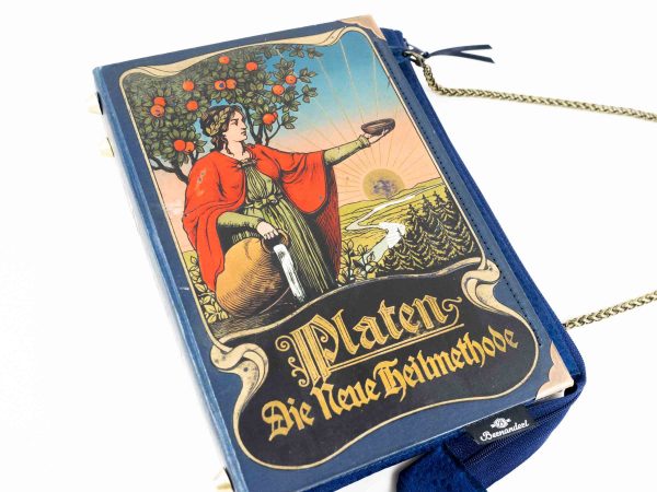 Tasche/Clutch aus einem blauem PLATEN Buch, mit mystische illuistrierten Prägungen am Cover, farbenreich, kombiniert mit blauer Krawatte