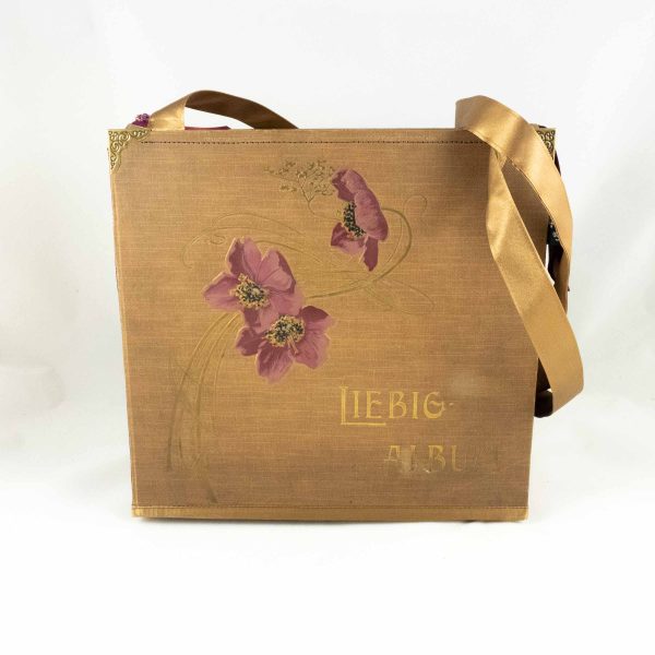 Tasche aus einem alten Fotoalbum "Liebig Album" in hellbraun mit altrosafarbenen Mohnblumen am Cover kombiniert mit einer beige/altrosafabig-gemusterten Krawatte