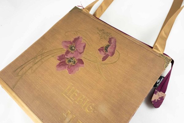 Tasche aus einem alten Fotoalbum "Liebig Album" in hellbraun mit altrosafarbenen Mohnblumen am Cover kombiniert mit einer beige/altrosafabig-gemusterten Krawatte