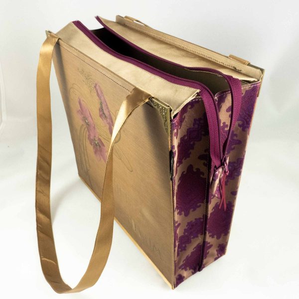 Tasche aus einem alten Fotoalbum "Liebig Album" in hellbraun mit altrosafarbenen Mohnblumen am Cover kombiniert mit einer beige/altrosafabig-gemusterten Krawatte