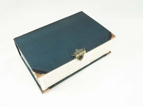 Schatulle aus einem alten Konversationslexikon ausgestattet mit Texten und Bildern zum Thema Zigarre