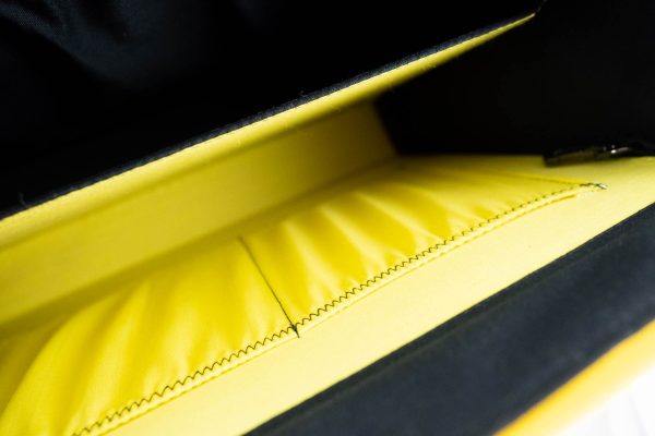 Tasche aus einem "Die Dohnal" Filmplakat kombiniert mit schwarzem und gelben Stoff