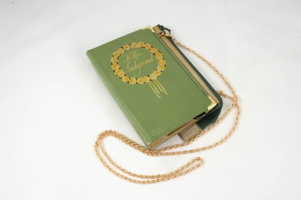 Täschchen/Clutch aus einem Buch "Laubgewind" in grün kombiniert mit goldenem Stoff und grünem Reißverschluss