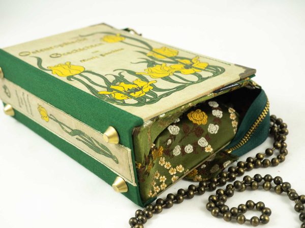 Tasche aus einem Buch "Osteuropäische Märchen" mit gelben Tulpen am Cover, kombiniert mit einer grün/blumig gemusterten Krawatte