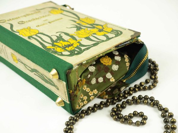 Tasche aus einem Buch "Osteuropäische Märchen" mit gelben Tulpen am Cover, kombiniert mit einer grün/blumig gemusterten Krawatte