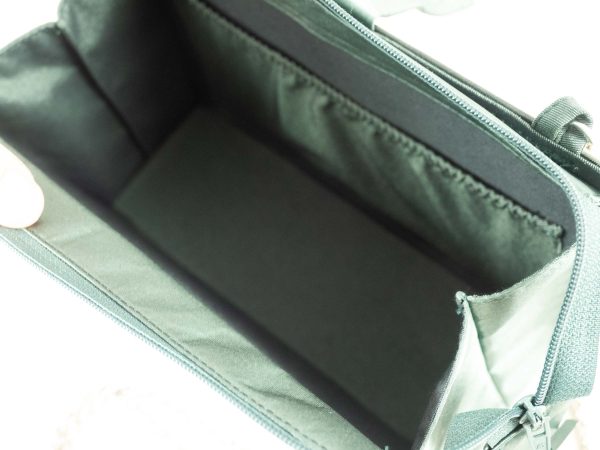 Tasche aus einem Buch "Wissen der Gegenwart - Witterungskunde" in dunkelgrün/dunkelpetrol gehalten mit geprägter Aufschrift und Verzierungen kombiniert mit einer dunkelgrün/petrolfarbenen Seidenkrawatte