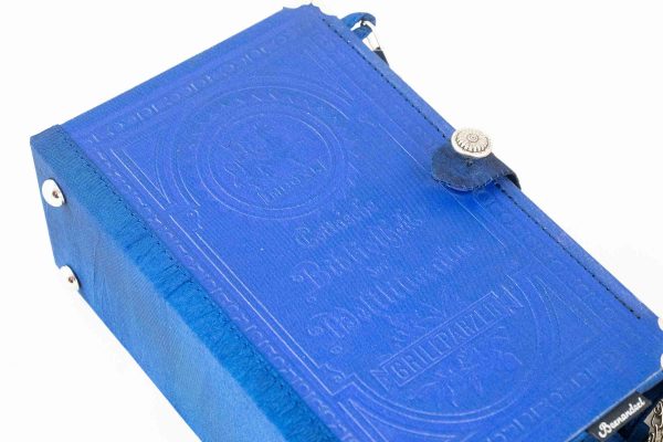 Tasche aus einem kleine Buch Bibliothek der Weltliteratur in blitzblau kombiniert mit blauem Stoff