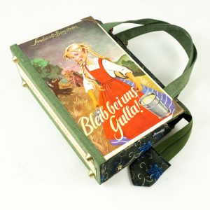 Tasche aus einem Gulla Kinderbuch in rot, grün und blau gehalten. Gulla am Cover mit Milcheimer und er Hand, kombiniert mit einer grün/blau blumigen Krawatte
