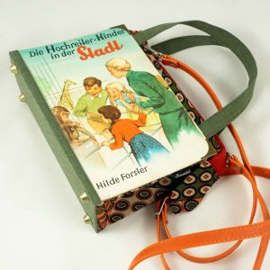 Tasche aus einem Kinderbuch die Hochreiter Kinder in der Stadt mit Kindern am Cover, die den Zoo besuchen, kombiniert mit einer grün/organg gemusterten Krawatte