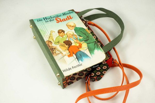Tasche aus einem Kinderbuch die Hochreiter Kinder in der Stadt mit Kindern am Cover, die den Zoo besuchen, kombiniert mit einer grün/organg gemusterten Krawatte