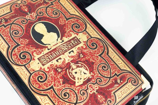 Tasche aus einem alten Buch Lenau's Werke in rot mit gold/schwarzen Prägungen und Verzierungen kombiniert mit schwarzem Stoff