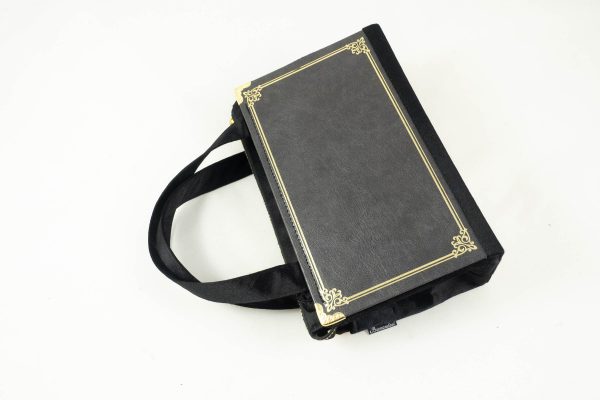 Tasche aus einem Shakespeare Buch in schwarz mit Goldschrift kombiniert mit schwarzem Stoff