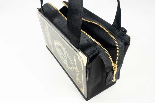 Tasche aus einem Shakespeare Buch in schwarz mit Goldschrift kombiniert mit schwarzem Stoff