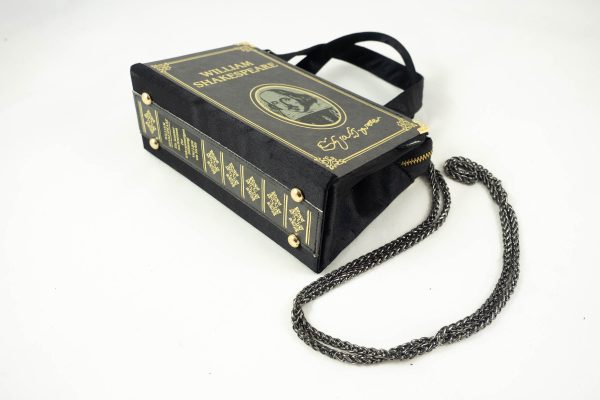 Tasche aus einem Shakespeare Buch in schwarz mit Goldschrift kombiniert mit schwarzem Stoff