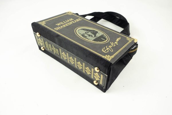 Tasche aus einem Shakespeare Buch in schwarz mit Goldschrift kombiniert mit schwarzem Stoff