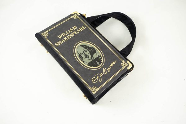 Tasche aus einem Shakespeare Buch in schwarz mit Goldschrift kombiniert mit schwarzem Stoff