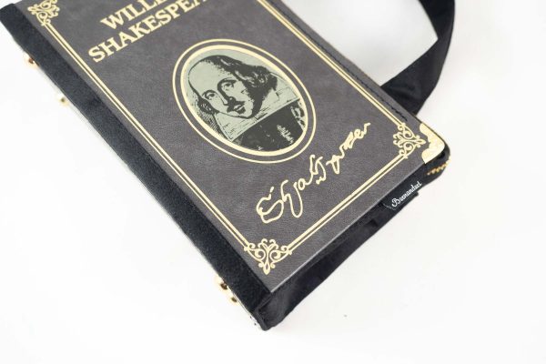 Tasche aus einem Shakespeare Buch in schwarz mit Goldschrift kombiniert mit schwarzem Stoff