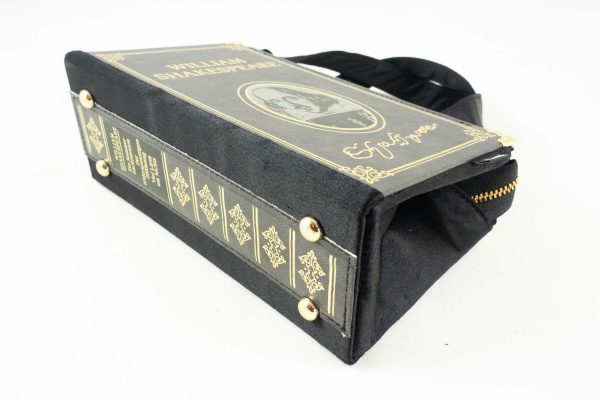 Tasche aus einem Shakespeare Buch in schwarz mit Goldschrift kombiniert mit schwarzem Stoff