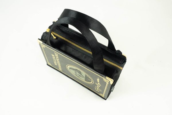 Tasche aus einem Shakespeare Buch in schwarz mit Goldschrift kombiniert mit schwarzem Stoff
