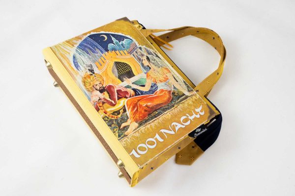 Tasche aus einem Buch Tausend und eine Nacht mit orientalischen Bild am Cover in gelb und blau gehalten, kombiniert mit einer gelb/blauen Krawatte