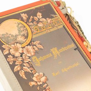 Tasche aus einem Buch Johanna Ambrosius in braun mit beigen Blumen am Cover kombiniert mit einer braun/beige/gelben Krawatte mit Blumenmuster
