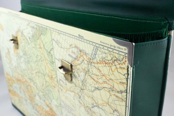 Aktentasche aus zwei Landkarten, Vorderseite: Europa, Rückseite: Panigloben, kombiniert mit dunkelgrünem Leder und bronzenen Schnallen