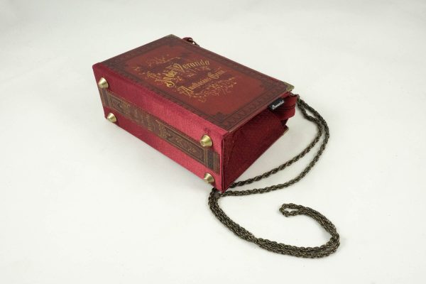 Tasche aus einem Buch von Anastasias Grün "In der Veranda" in rot mit schöner Goldaufschrift, geprägt, kombiniert mit einer roten Krawatte