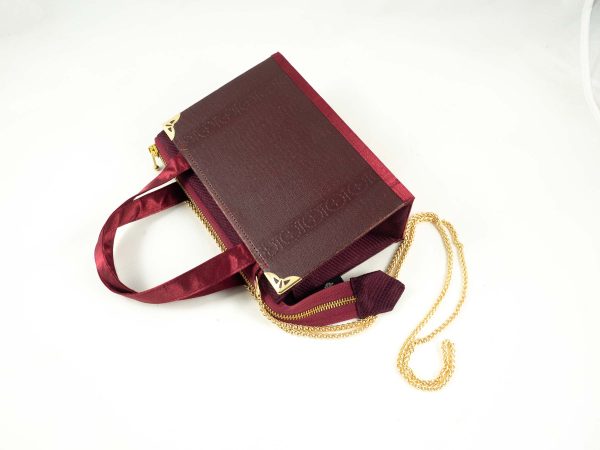 Tasche aus einem alten Englischlehrbuch von Berlitz "First Book" in Weinrote mit goldener Prägung kombiniert mit weinroter Krawatte und Stoff, goldene Metallelemente wie Kantenschutz, Bodennägel und Taschenriemen
