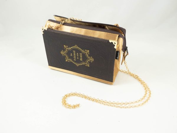 Tasche/Clutch aus einem sehr alten Roman "Das Geheimnis der alten Mamsell" in braun mit Goldaufschrift und Prägung kombiniert mit goldenem Stoff und braunem Reißverschluss