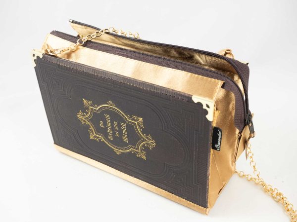 Tasche/Clutch aus einem sehr alten Roman "Das Geheimnis der alten Mamsell" in braun mit Goldaufschrift und Prägung kombiniert mit goldenem Stoff und braunem Reißverschluss