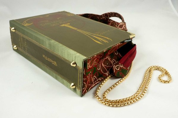 Tasche aus einem Jugendstil-Buch Das Leben des Meeres kombiniert in Khaki-grün kombiniert mit einer Krawatte passend zum Cover