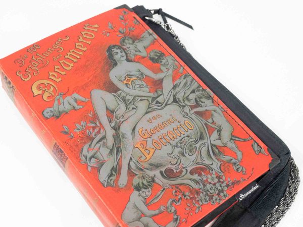 Tasche/Clutch aus einem Buch von Giovanni Boccaccio's Decameron in rot mit einer halbnackten Frau und Engeln am Cover, kombiniert mit schwarzem Stoff