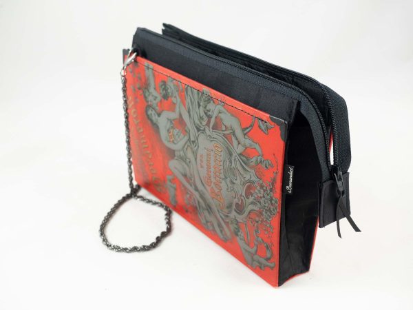 Tasche/Clutch aus einem Buch von Giovanni Boccaccio's Decameron in rot mit einer halbnackten Frau und Engeln am Cover, kombiniert mit schwarzem Stoff