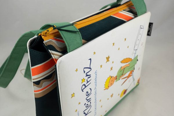 Tasche aus einem Kinder-Puzzlebuch von Der kleine Prinz kombiniert mit einer Krawatte und langen Henkeln