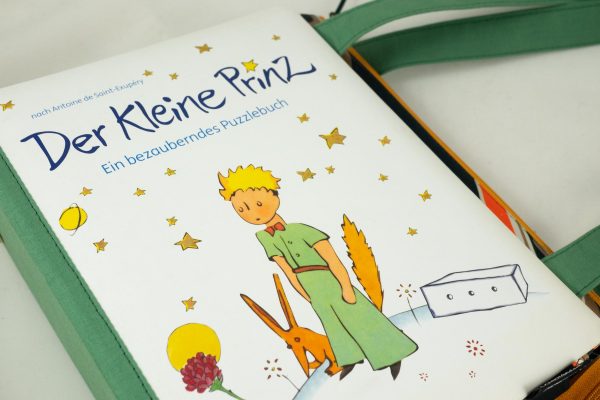 Tasche aus einem Kinder-Puzzlebuch von Der kleine Prinz kombiniert mit einer Krawatte und langen Henkeln