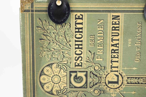 Tasche aus einem Buch der Geschichte über die fremden Literaturen in grün mit schönen Gold/Schwarzen Ornamenten und Prägungen am Cover kombiniert mit grünem und schwarzem Satinstoff, Lederhenkel