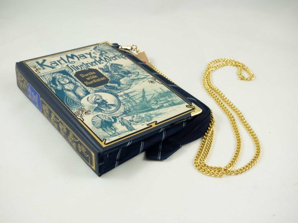 Tasche aus einem Buch von Karl May's Illustrierten Werken kombiniert mit dunkelblauer Krawatte. Am Cover sind diverse Abbildungen über die Abenteuer, die in Karl May's Büchern beschrieben sind, enthalten.